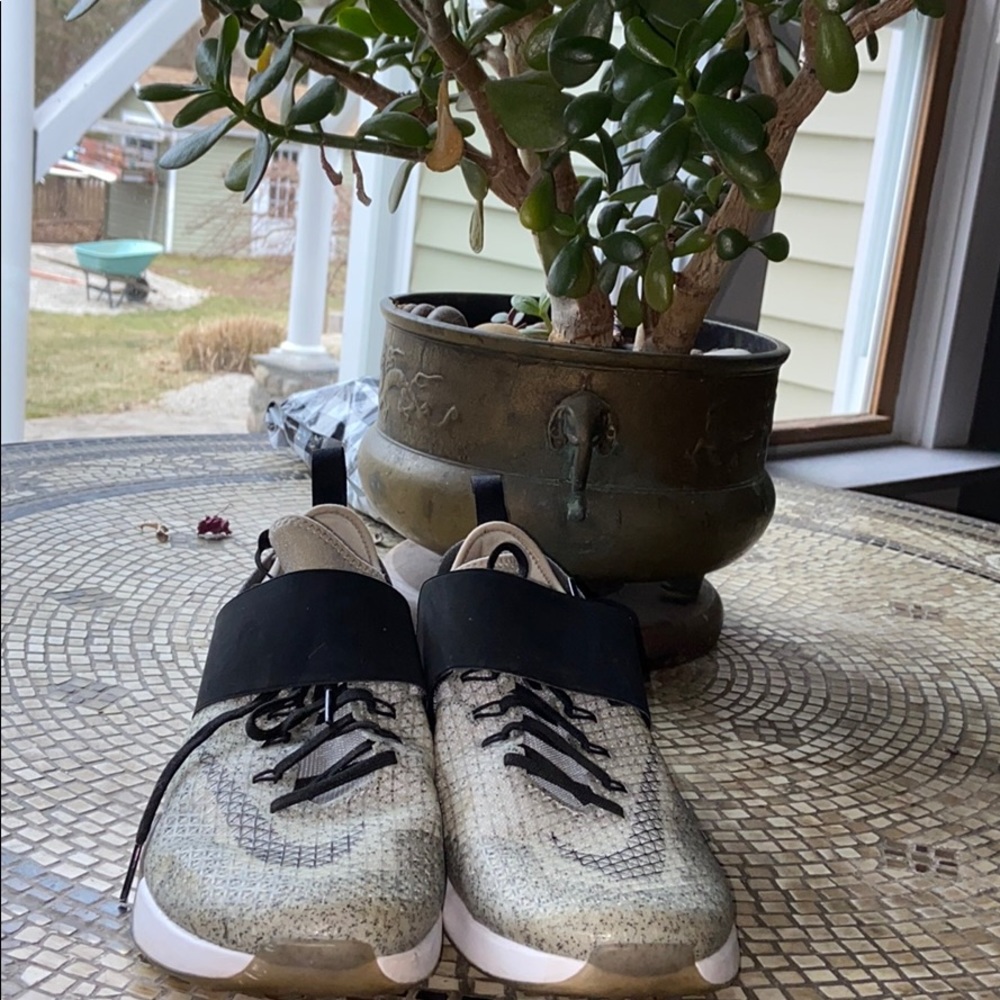 Nike zoom women’s sneakers